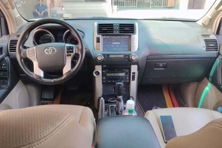 Used Toyota Prado 2010 4.0L Automatic TX-L Center Console
