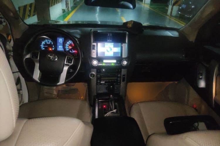 Used Toyota Prado 2010 4.0L Automatic TX-L Center Console