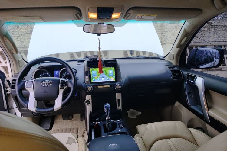 Used Toyota Prado 2010 4.0L Automatic TX-L Center Console