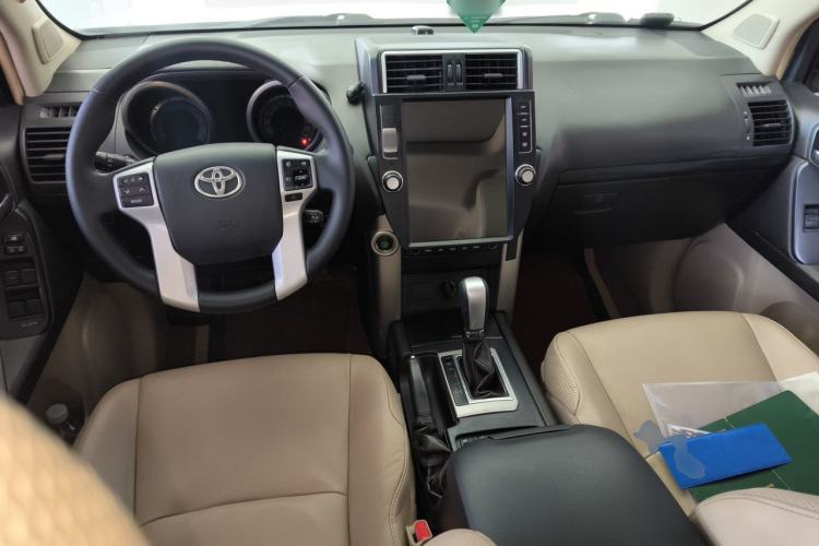 Used Toyota Prado 2010 4.0L Automatic TX-L Center Console