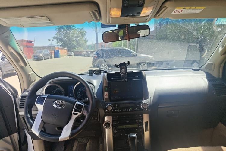Used Toyota Prado 2010 4.0L Automatic TX-L Center Console