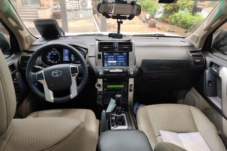 Used Toyota Prado 2010 4.0L Automatic TX-L Center Console