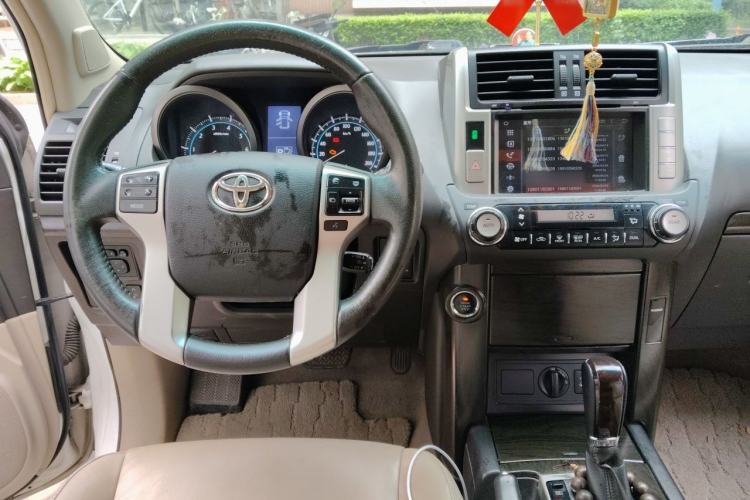 Used Toyota Prado 2010 4.0L Automatic TX-L Center Console