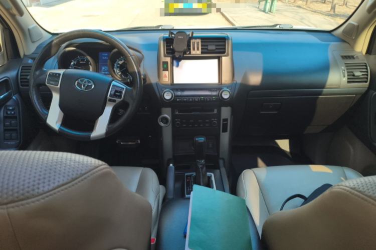 Used Toyota Prado 2010 4.0L Automatic TX-L Center Console