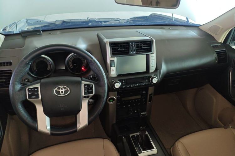 Used Toyota Prado 2010 4.0L Automatic TX-L Center Console