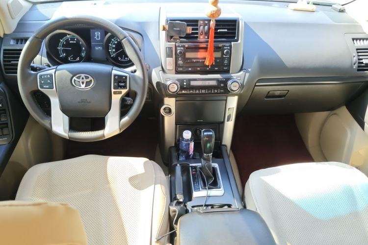 Used Toyota Prado 2010 4.0L Automatic TX-L Center Console