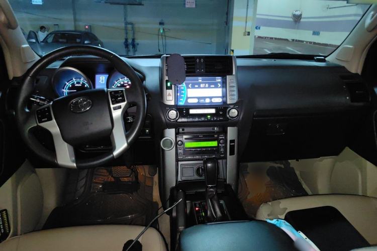 Used Toyota Prado 2010 4.0L Automatic TX-L NAVI Center Console