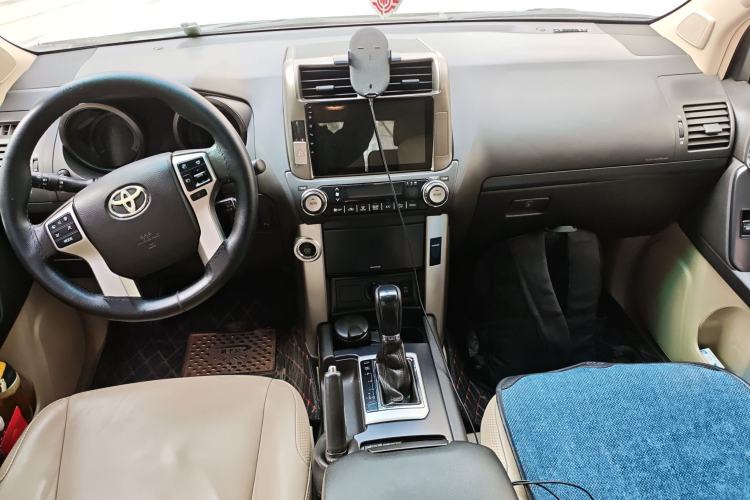 Used Toyota Prado 2010 4.0L Automatic TX-L Center Console
