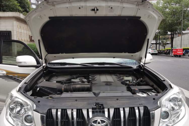 Used Toyota Prado 2010 4.0L Automatic TX-L Engine Bay