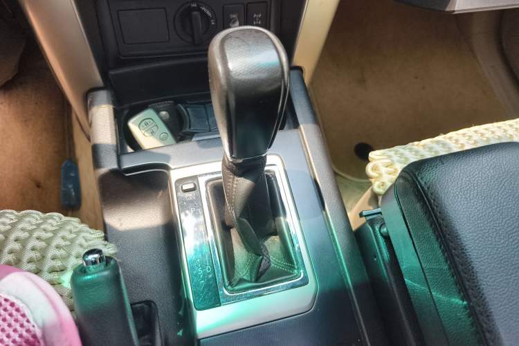 Used Toyota Prado 2010 4.0L Automatic TX-L Gear Lever