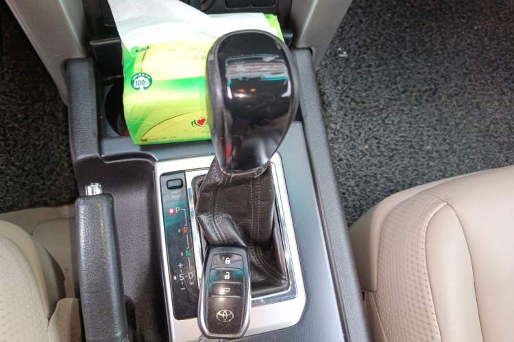Used Toyota Prado 2010 4.0L Automatic TX-L Gear Lever