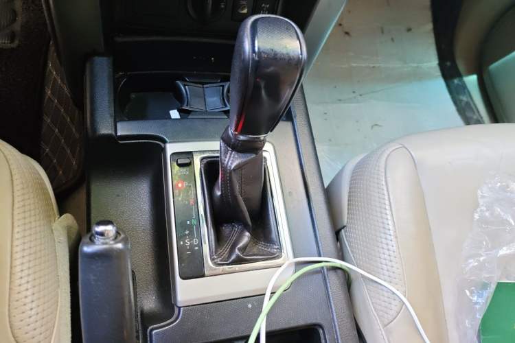 Used Toyota Prado 2010 4.0L Automatic TX-L Gear Lever