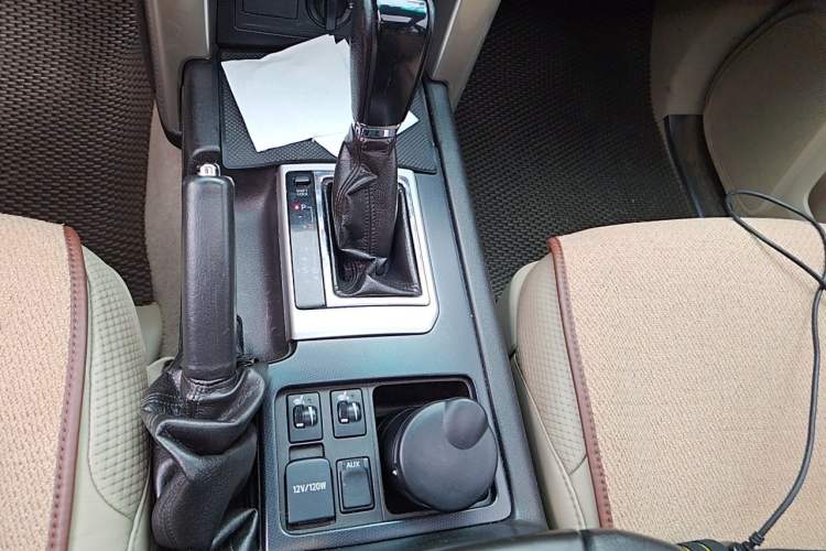 Used Toyota Prado 2010 4.0L Automatic TX-L Gear Lever