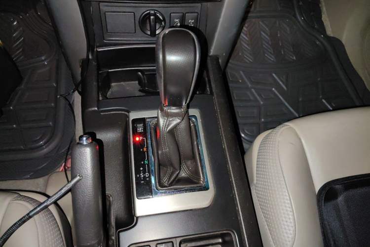 Used Toyota Prado 2010 4.0L Automatic TX-L NAVI Gear Lever