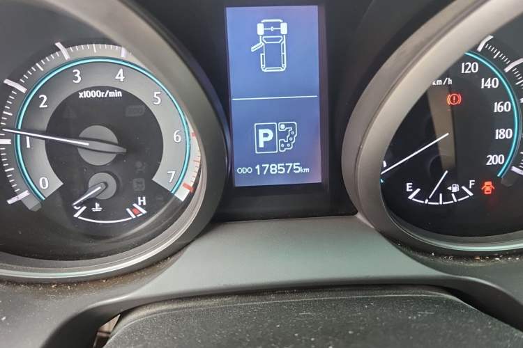 Used Toyota Prado 2010 4.0L Automatic TX-L Odometer Close Up
