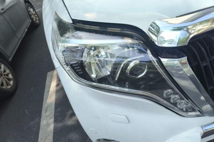 Used Toyota Prado 2010 4.0L Automatic VX Right Front Headlight