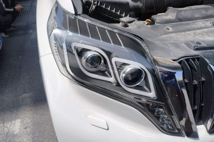 Used Toyota Prado 2010 4.0L Automatic VX NAVI Right Front Headlight
