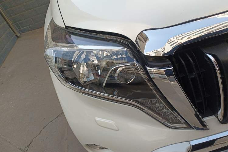 Used Toyota Prado 2010 4.0L Automatic VX Right Front Headlight