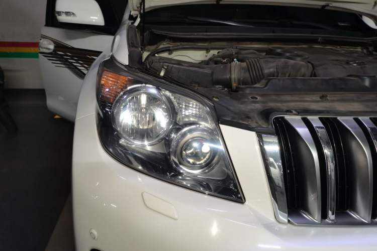 Used Toyota Prado 2010 4.0L Automatic VX NAVI Right Front Headlight