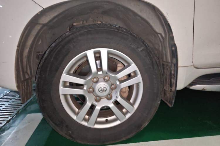 Used Toyota Prado 2010 4.0L Automatic VX Right Front Wheel Hub