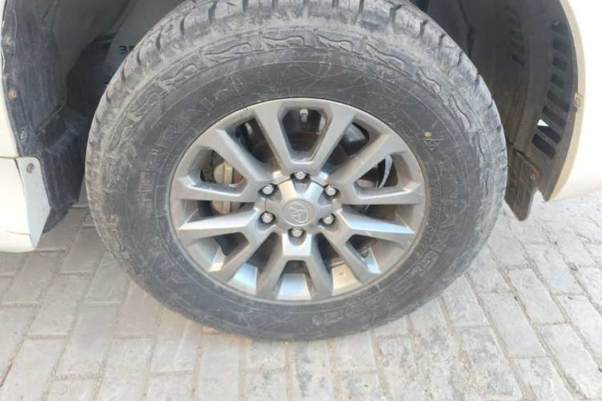 Used Toyota Prado  Right Front Wheel Hub