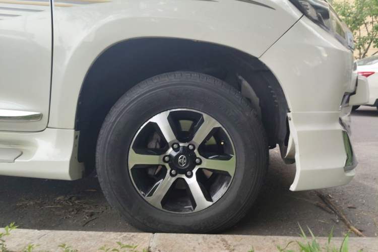 Used Toyota Prado  Right Front Wheel Hub