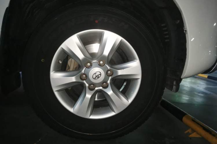 Used Toyota Prado 2010 4.0L Automatic TX Right Front Wheel Hub