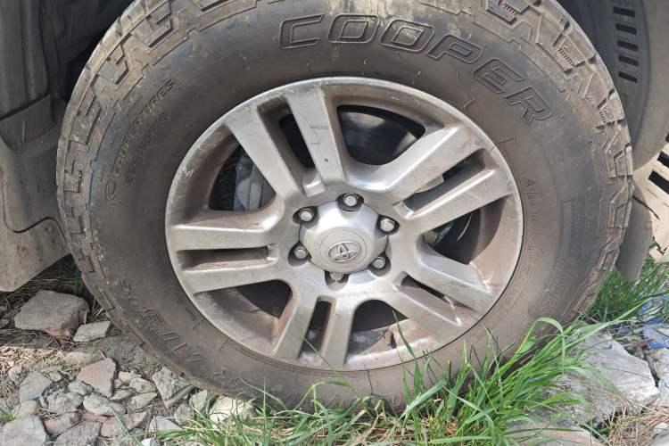 Used Toyota Prado 2010 4.0L Automatic VX Right Front Wheel Hub