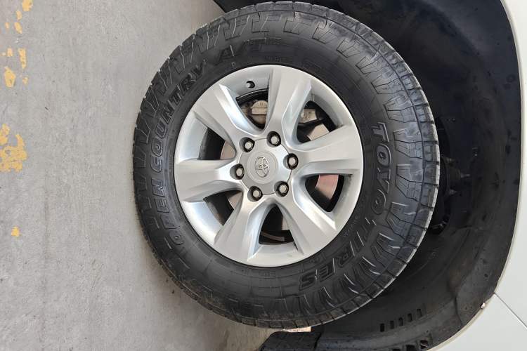 Used Toyota Prado 2010 4.0L Automatic TX-L Right Front Wheel Hub
