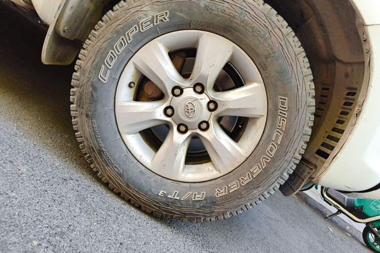 Used Toyota Prado 2010 2.7L Automatic Deluxe Edition Right Front Wheel Hub