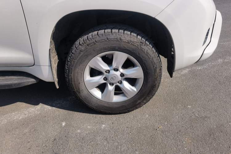 Used Toyota Prado 2010 2.7L Automatic Standard Edition Right Front Wheel Hub