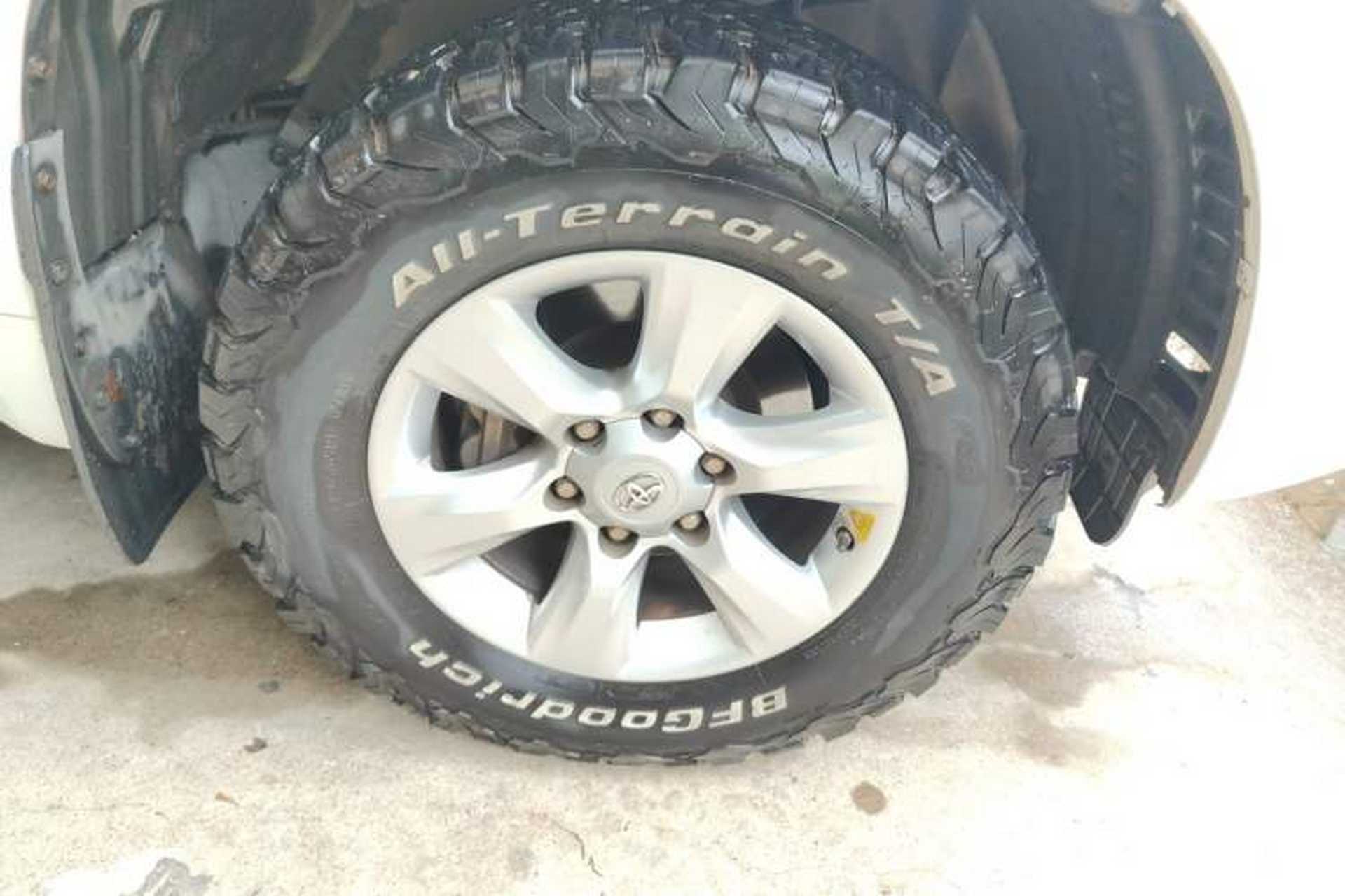 Used Toyota Prado 2010 4.0L Automatic TX-L Right Front Wheel Hub