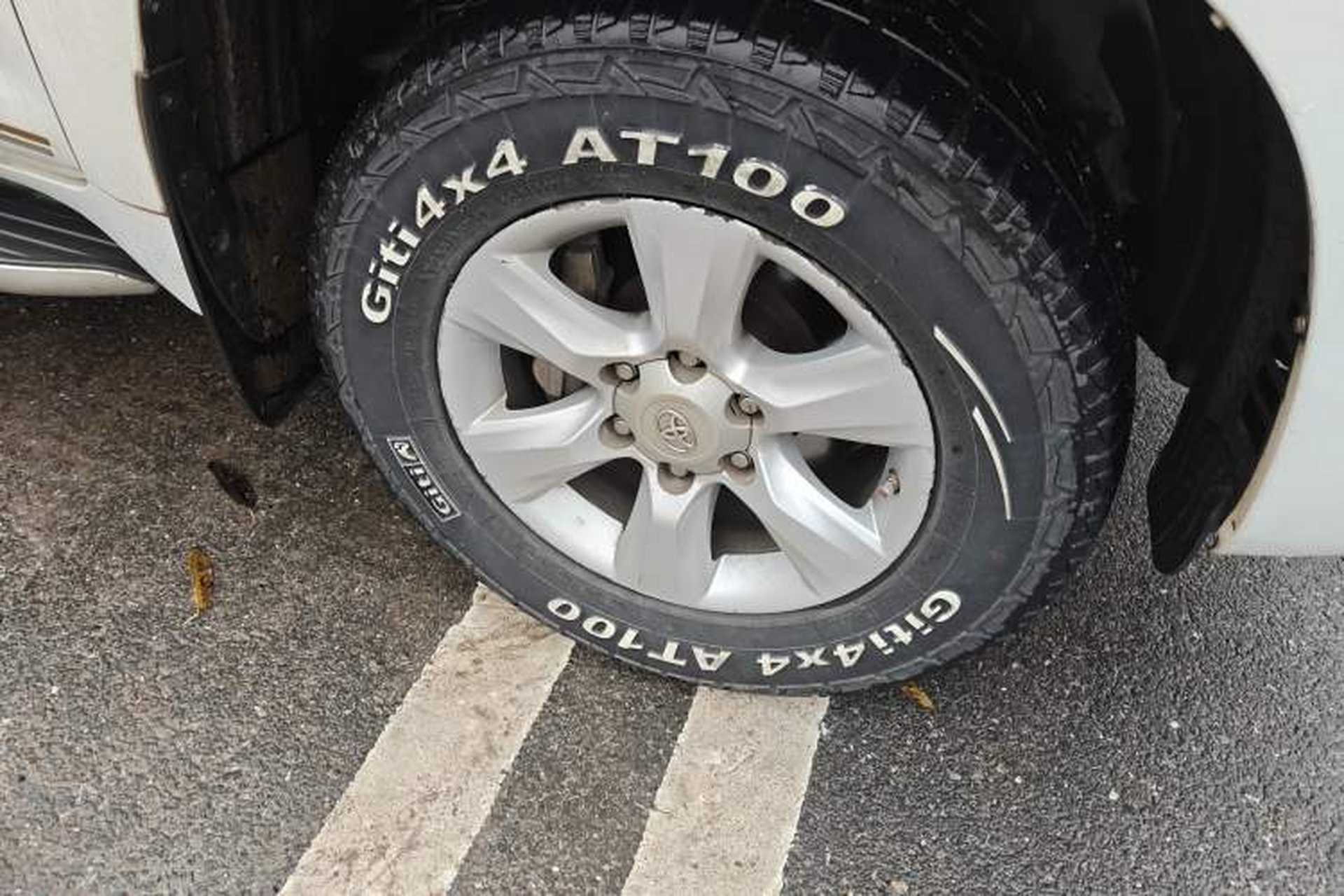 Used Toyota Prado 2010 4.0L Automatic TX-L Right Front Wheel Hub