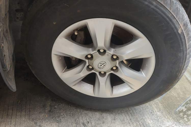 Used Toyota Prado 2010 2.7L Automatic Deluxe Edition Right Front Wheel Hub