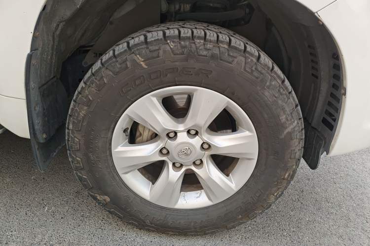 Used Toyota Prado 2010 4.0L Automatic TX-L Right Front Wheel Hub