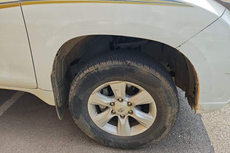 Used Toyota Prado 2010 2.7L Automatic Deluxe Edition Right Front Wheel Hub