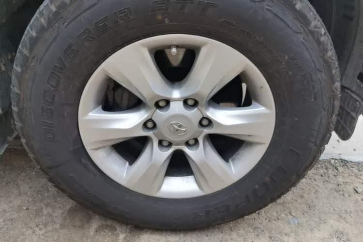 Used Toyota Prado 2010 4.0L Automatic TX-L Right Front Wheel Hub
