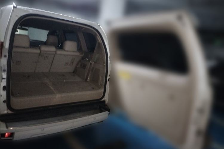 Used Toyota Prado 2010 2.7L Automatic Deluxe Edition Trunk