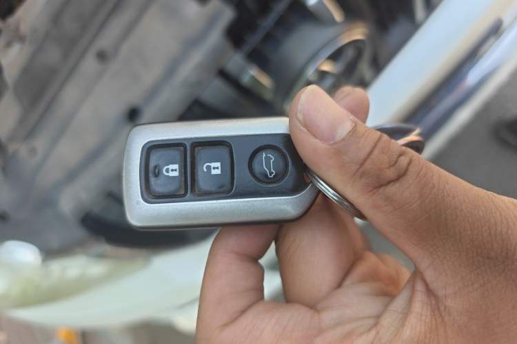 Used Toyota Prado 2010 2.7L Automatic Deluxe Edition Vehicle Key