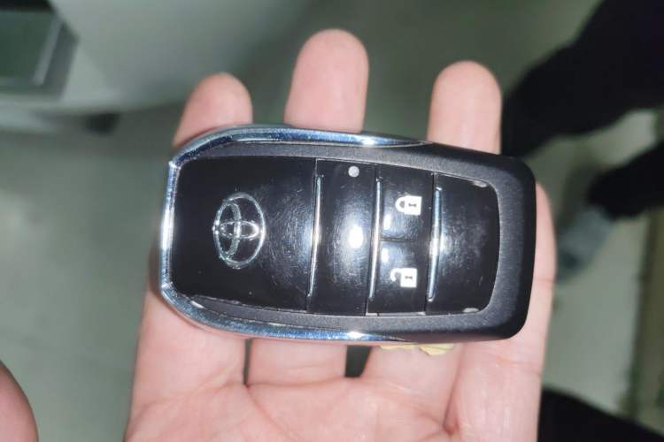 Used Toyota Prado 2010 2.7L Automatic Deluxe Edition Vehicle Key