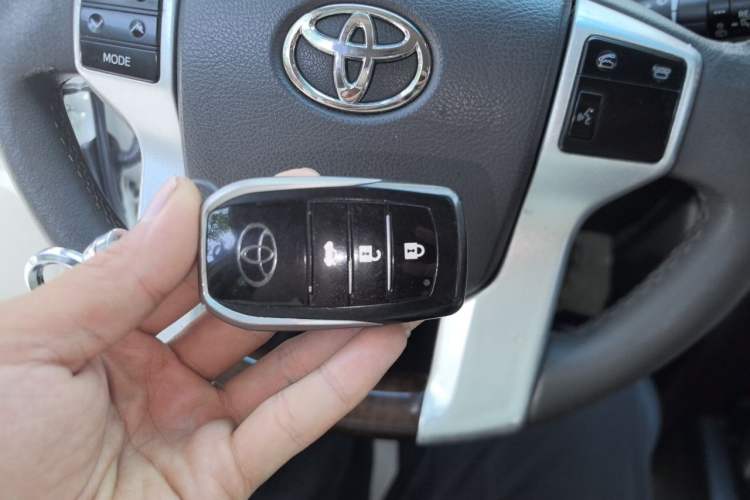 Used Toyota Prado 2010 2.7L Automatic Deluxe Edition Vehicle Key