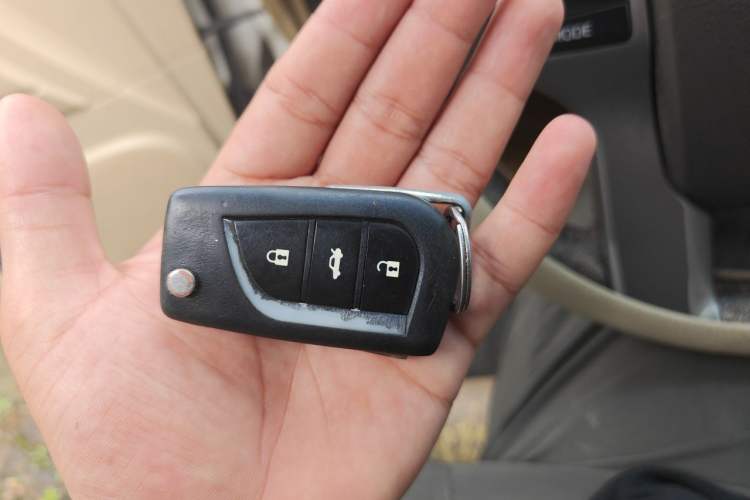 Used Toyota Prado 2010 2.7L Automatic Deluxe Edition Vehicle Key