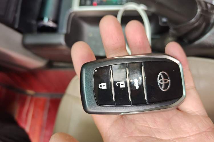 Used Toyota Prado 2010 4.0L Automatic TX-L Vehicle Key