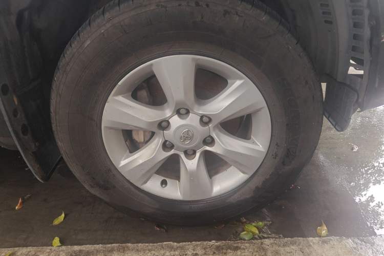 Used Toyota Prado  Right Front Wheel Hub