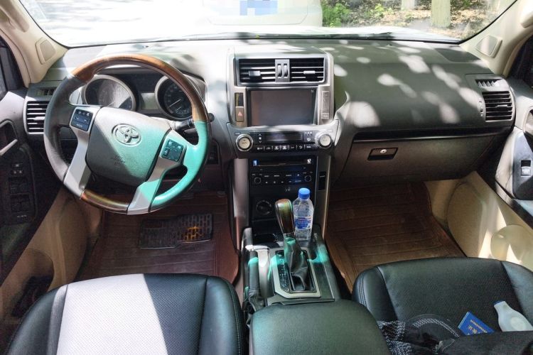 Used Toyota Prado 2013 2.7L Automatic Low-Power Version Middle East Edition Center Console
