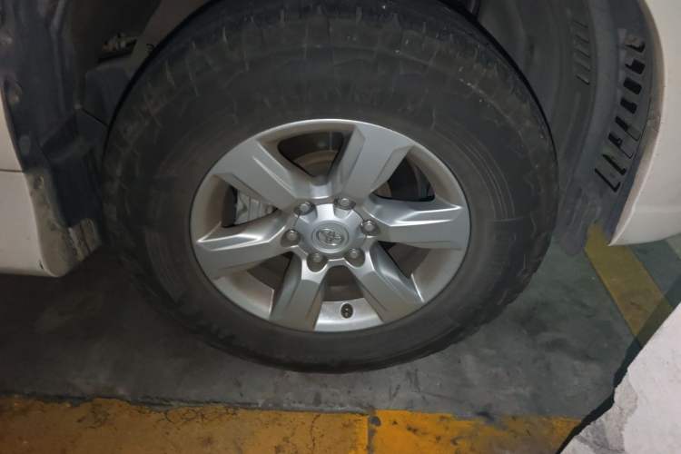 Used Toyota Prado  Right Front Wheel Hub