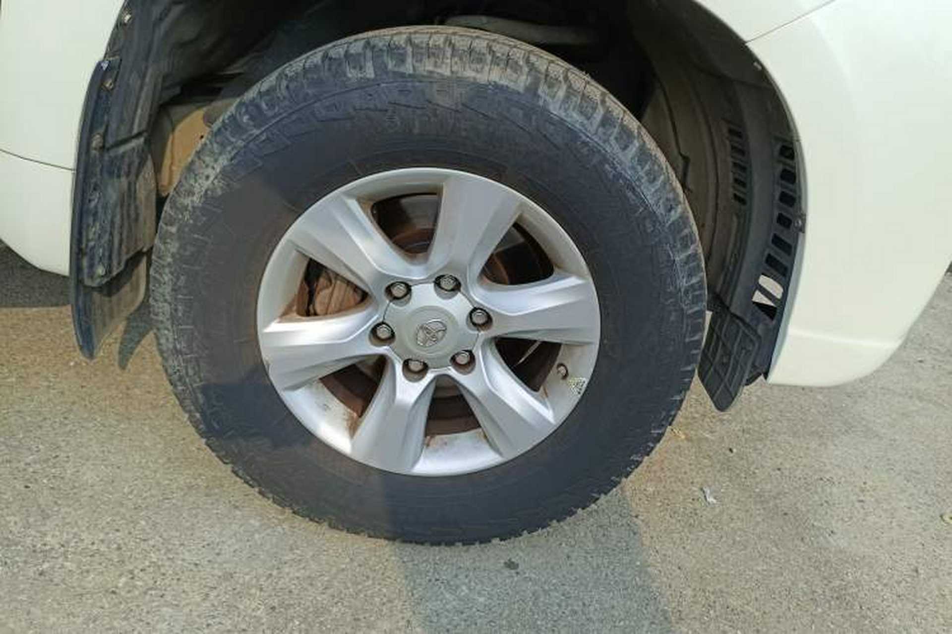 Used Toyota Prado  Right Front Wheel Hub