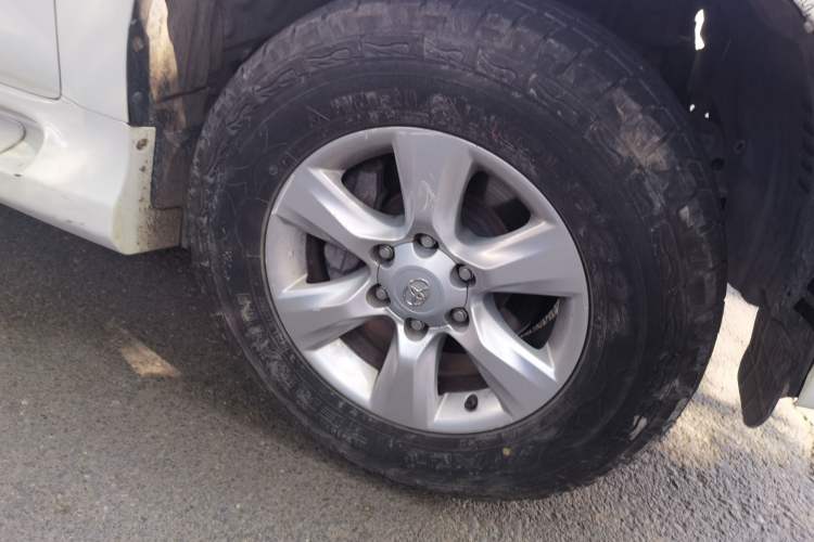 Used Toyota Prado  Right Front Wheel Hub