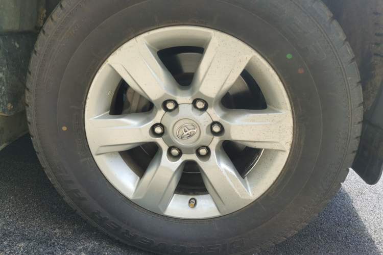 Used Toyota Prado  Right Front Wheel Hub