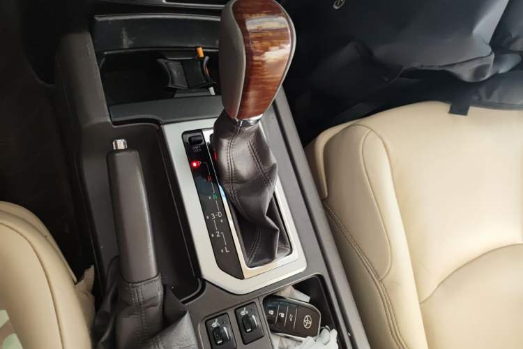Used Toyota Prado 2014 2.7L Automatic Standard Edition Gear Lever